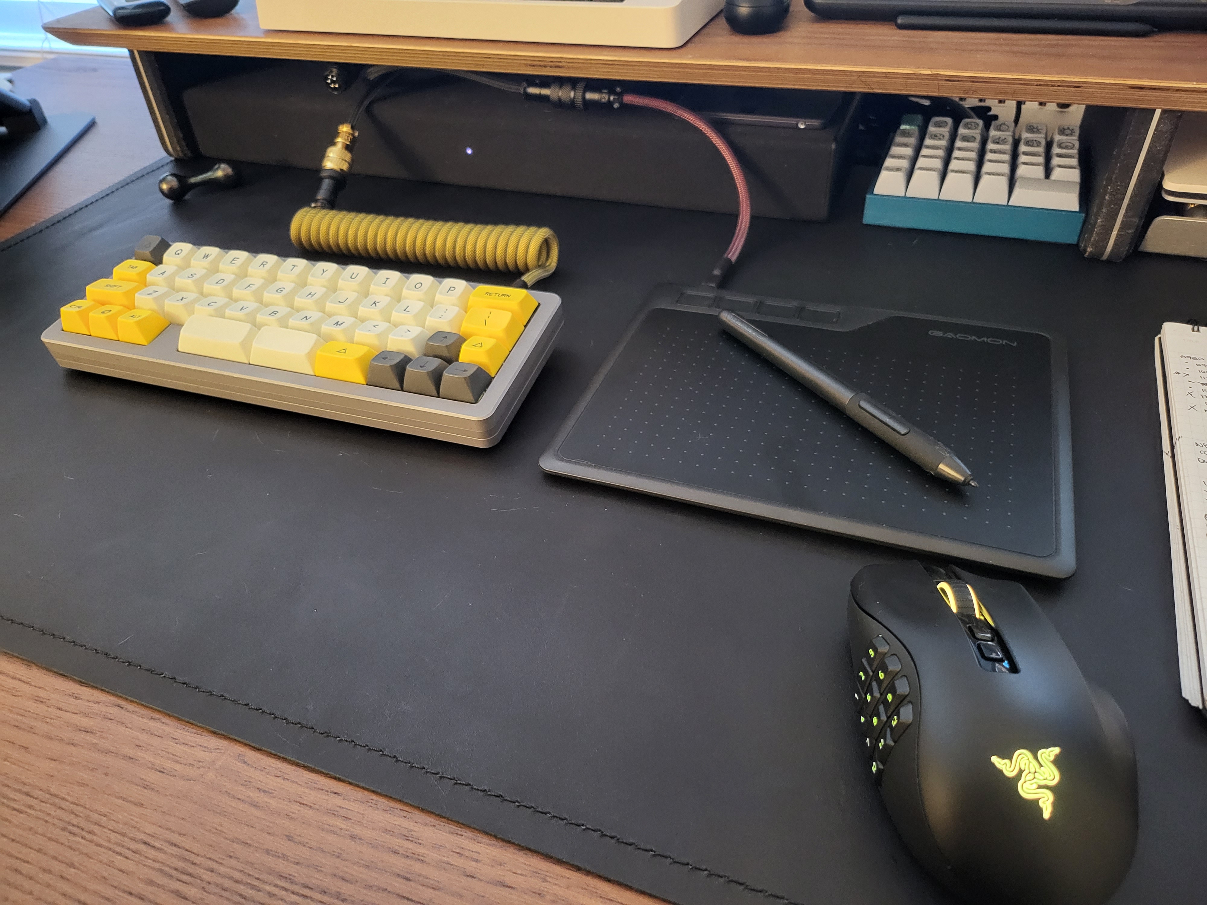 The minivan hacking keyboard with Mt3 keycaps on desk